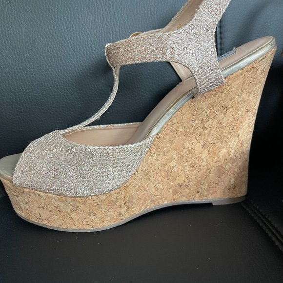 NWOB Steve Madden Gold Wedges 10 - Picture 2 of 3